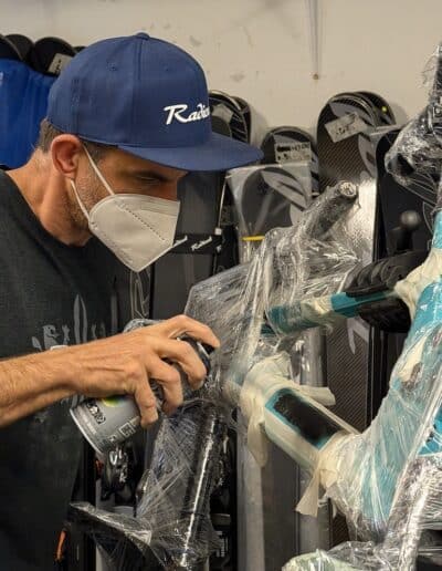 Bei dieser Reparatur wurde bewusst ein einfaches und kostengünstiges Finish gewählt – schwarz lackiert mit Spraydose.